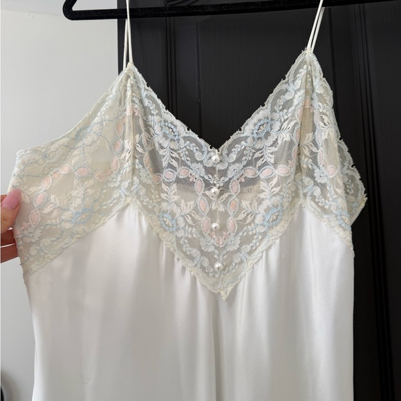 Vintage Elegant White Lace Trim Nightgown - Picture 2 of 9